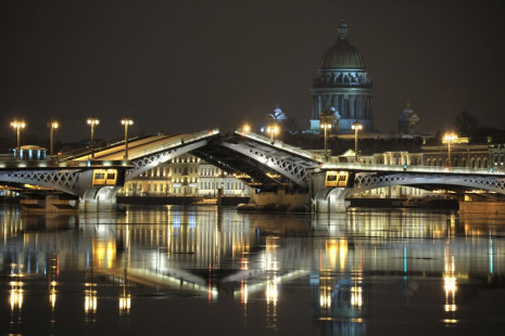 Фотошпалери Розвідний міст ввечері