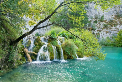 Фотошпалери водоспад і гірське озеро