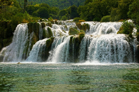 Фотообои каскадный водопад в лесу